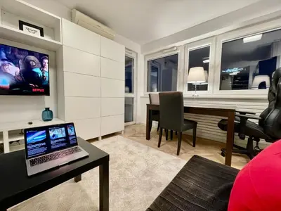 Telewizja i/lub zestaw kina domowego w obiekcie AirCondition Orange 4 metro 65'TV fast WiFi Netflix HBO AppleTV