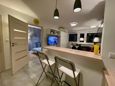 Kuchnia lub aneks kuchenny w obiekcie AirCondition Orange 4 metro 65'TV fast WiFi Netflix HBO AppleTV