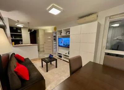 Telewizja i/lub zestaw kina domowego w obiekcie AirCondition Orange 4 metro 65'TV fast WiFi Netflix HBO AppleTV