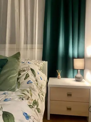 Łóżko lub łóżka w pokoju w obiekcie Chillout Airport Apartment KL33 - air condition & free parking