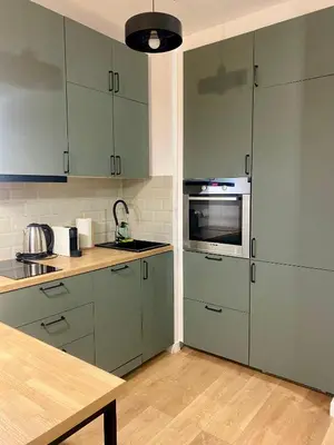 Kuchnia lub aneks kuchenny w obiekcie Chillout Airport Apartment KL33 - air condition & free parking