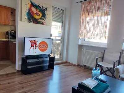 Telewizja i/lub zestaw kina domowego w obiekcie Przestronne studio na spokojnym osiedlu, Free parking space
