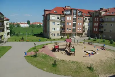 Plac zabaw dla dzieci w obiekcie Przestronne studio na spokojnym osiedlu, Free parking space