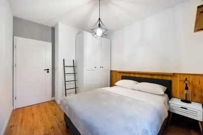 Łóżko lub łóżka w pokoju w obiekcie Grzybowska Luxury Apartment by BookingHost