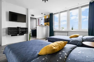 Łóżko lub łóżka w pokoju w obiekcie Warsaw SkyApartment 16th floor