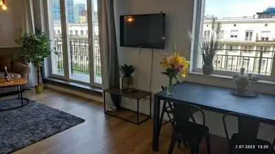 Telewizja i/lub zestaw kina domowego w obiekcie Be my Guest - Jerozolimskie Studio - Super Centrum Metro Wi-Fi