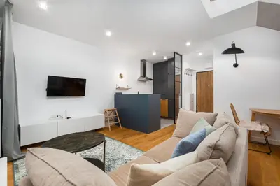 Telewizja i/lub zestaw kina domowego w obiekcie Pory 57 by Homeprime