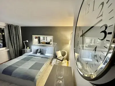 Łóżko lub łóżka w pokoju w obiekcie HOLIDAY 4 metro WiFi 70'TV Netflix Disney AppleTV