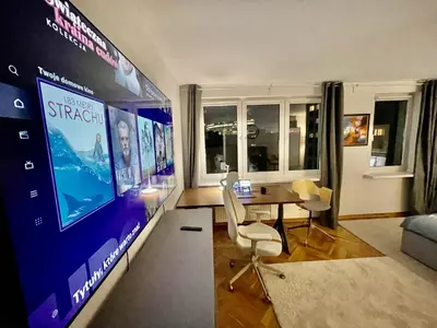 Telewizja i/lub zestaw kina domowego w obiekcie HOLIDAY 4 metro WiFi 70'TV Netflix Disney AppleTV