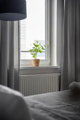 Łóżko lub łóżka w pokoju w obiekcie oompH Warsaw Downtown Atmospheric Apt Żelazna street