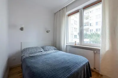 Łóżko lub łóżka w pokoju w obiekcie Orla 6 Prywatne mieszkanie z oddzielną sypialnią i balkonem 300 od metra Ratusz Samodzielne Zameldowanie! Self Check-in System!