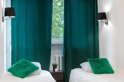 Łóżko lub łóżka w pokoju w obiekcie MGR Pokoje w samym Centrum Warszawy by Metro Rondo ONZ - SUPER Bed Year23