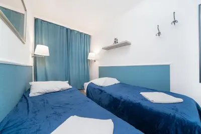 Łóżko lub łóżka w pokoju w obiekcie MGR Pokoje w samym Centrum Warszawy by Metro Rondo ONZ - SUPER Bed Year23