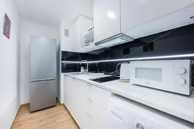 Kuchnia lub aneks kuchenny w obiekcie MGR Pokoje w samym Centrum Warszawy by Metro Rondo ONZ - SUPER Bed Year23