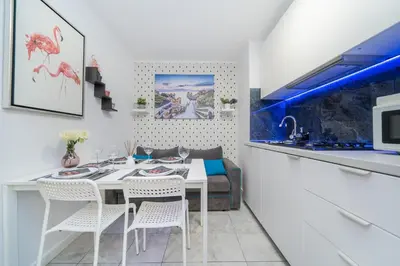 Kuchnia lub aneks kuchenny w obiekcie MGR Pokoje w samym Centrum Warszawy by Metro Rondo ONZ - SUPER Bed Year23