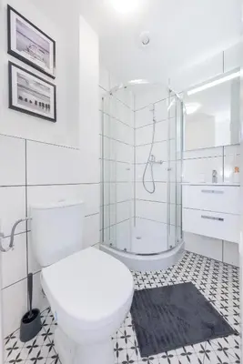 Łazienka w obiekcie MGR Pokoje w samym Centrum Warszawy by Metro Rondo ONZ - SUPER Bed Year23