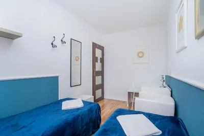 Łóżko lub łóżka w pokoju w obiekcie MGR Pokoje w samym Centrum Warszawy by Metro Rondo ONZ - SUPER Bed Year23