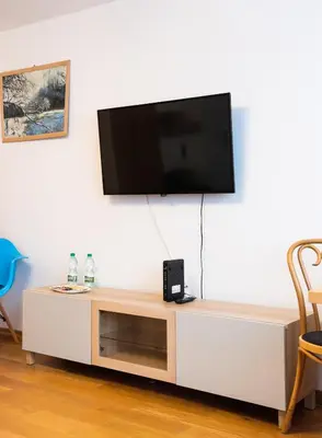Telewizja i/lub zestaw kina domowego w obiekcie Plac Grzybowski Blue Sky Studio by BookingHost