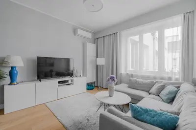 Telewizja i/lub zestaw kina domowego w obiekcie UnitApartament DeLux Warszawa Centrum blisko Plac Zbawiciela Hala Koszyki Metro Politechnika Jest to elegancki i wygodny apartament na noclegi i pobyt w Warszawie - Zapraszamy