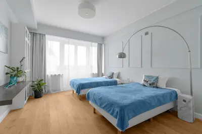 Łóżko lub łóżka w pokoju w obiekcie UnitApartament DeLux Warszawa Centrum blisko Plac Zbawiciela Hala Koszyki Metro Politechnika Jest to elegancki i wygodny apartament na noclegi i pobyt w Warszawie - Zapraszamy