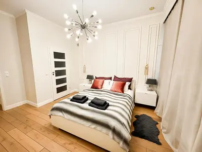 Łóżko lub łóżka w pokoju w obiekcie UnitApartament DeLux Warszawa Centrum blisko Plac Zbawiciela Hala Koszyki Metro Politechnika Jest to elegancki i wygodny apartament na noclegi i pobyt w Warszawie - Zapraszamy