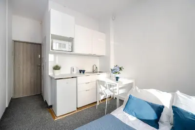Kuchnia lub aneks kuchenny w obiekcie MiniStudio w Hostel Solec50 by Metro Station Centrum Kopernika Elektrownia Powisle 23 UNIT