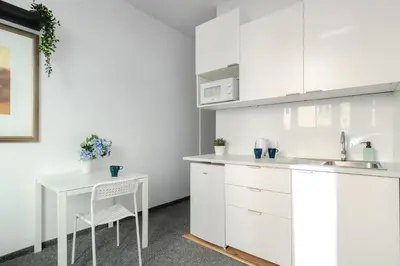 Kuchnia lub aneks kuchenny w obiekcie MiniStudio w Hostel Solec50 by Metro Station Centrum Kopernika Elektrownia Powisle 23 UNIT
