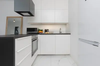 Kuchnia lub aneks kuchenny w obiekcie Raków Apartments Szczęśliwicki Park Warsaw by Noclegi Renters