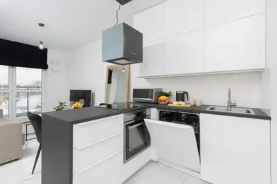 Kuchnia lub aneks kuchenny w obiekcie Raków Apartments Szczęśliwicki Park Warsaw by Noclegi Renters