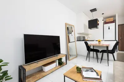 Telewizja i/lub zestaw kina domowego w obiekcie Raków Apartments Szczęśliwicki Park Warsaw by Noclegi Renters