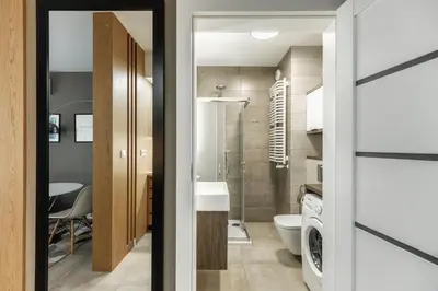 Łazienka w obiekcie Apartament na Woli, nowe osiedle Jana Kazimierza 32, szybkie WI-FI, Parking