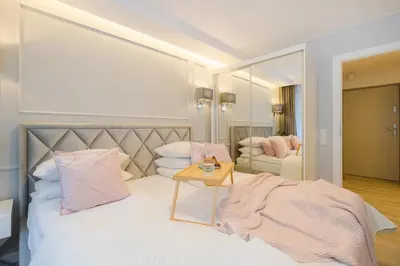 Łóżko lub łóżka w pokoju w obiekcie ShortStayPoland Sielecka (B108)