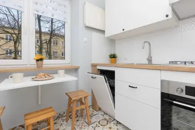 Kuchnia lub aneks kuchenny w obiekcie Białe Aleje Mokotów Apartment Metro by Noclegi Renters