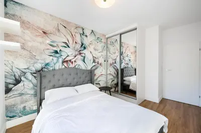 Łóżko lub łóżka w pokoju w obiekcie Wola Bloom Apartment by BookingHost