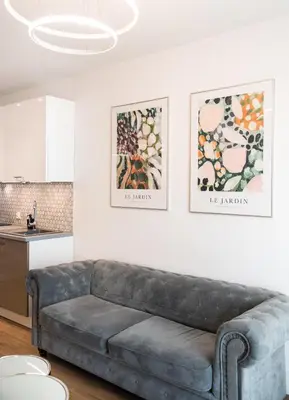 Część wypoczynkowa w obiekcie Wola Bloom Apartment by BookingHost