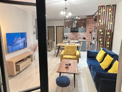 Telewizja i/lub zestaw kina domowego w obiekcie Warsaw Downtown View 3 ROOMS 60m2+ FREE GARAGE 2km Old Town Metro 9min tram