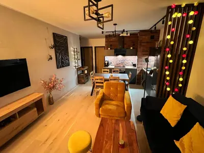 Telewizja i/lub zestaw kina domowego w obiekcie Warsaw Downtown View 3 ROOMS 60m2+ FREE GARAGE 2km Old Town Metro 9min tram