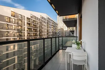 Balkon lub taras w obiekcie Prymasa Tysiąclecia 83A Separate Bedroom Free Garage By Perfect Apart 634 & 635