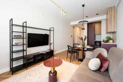 Telewizja i/lub zestaw kina domowego w obiekcie Remarkable City Centre Apartment by BookingHost