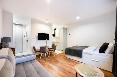 Telewizja i/lub zestaw kina domowego w obiekcie Żoliborz Elite Apartment by BookingHost