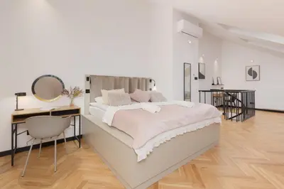 Łóżko lub łóżka w pokoju w obiekcie Praga Duplex Apartment Premium Warsaw by Renters Prestige