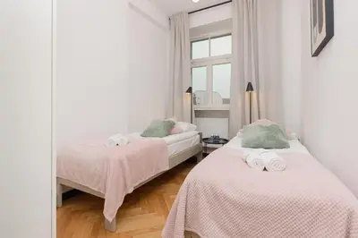 Łóżko lub łóżka w pokoju w obiekcie Praga Duplex Apartment Premium Warsaw by Renters Prestige