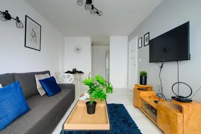 Telewizja i/lub zestaw kina domowego w obiekcie Warsaw Inside Solec with Private Parking
