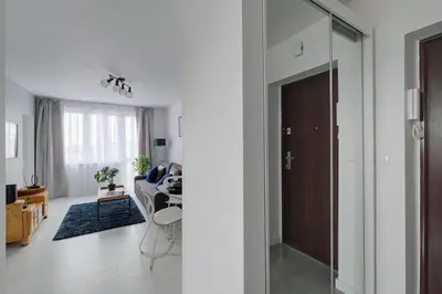 Łóżko lub łóżka w pokoju w obiekcie Warsaw Inside Solec with Private Parking