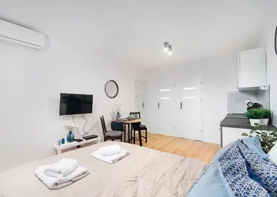 Telewizja i/lub zestaw kina domowego w obiekcie Central Apartments Grzybowska