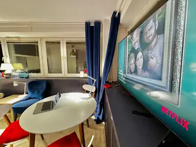 Telewizja i/lub zestaw kina domowego w obiekcie SAWA 5 metro WiFi 70'TV Netflix HBO Disney+ AppleTV+