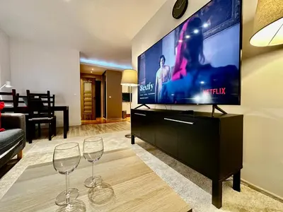 Telewizja i/lub zestaw kina domowego w obiekcie DECOR 3 metro fast WiFi 1Gbs 80'TV HBO Disney AppleTV