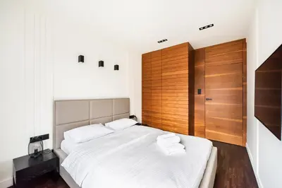 Łóżko lub łóżka w pokoju w obiekcie Wola Luxury Wooden Apartment by BookingHost