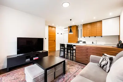 Kuchnia lub aneks kuchenny w obiekcie Wola Luxury Wooden Apartment by BookingHost
