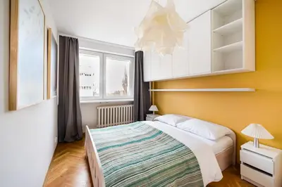 Łóżko lub łóżka w pokoju w obiekcie Ochota Artistic Space Apartment by BookingHost